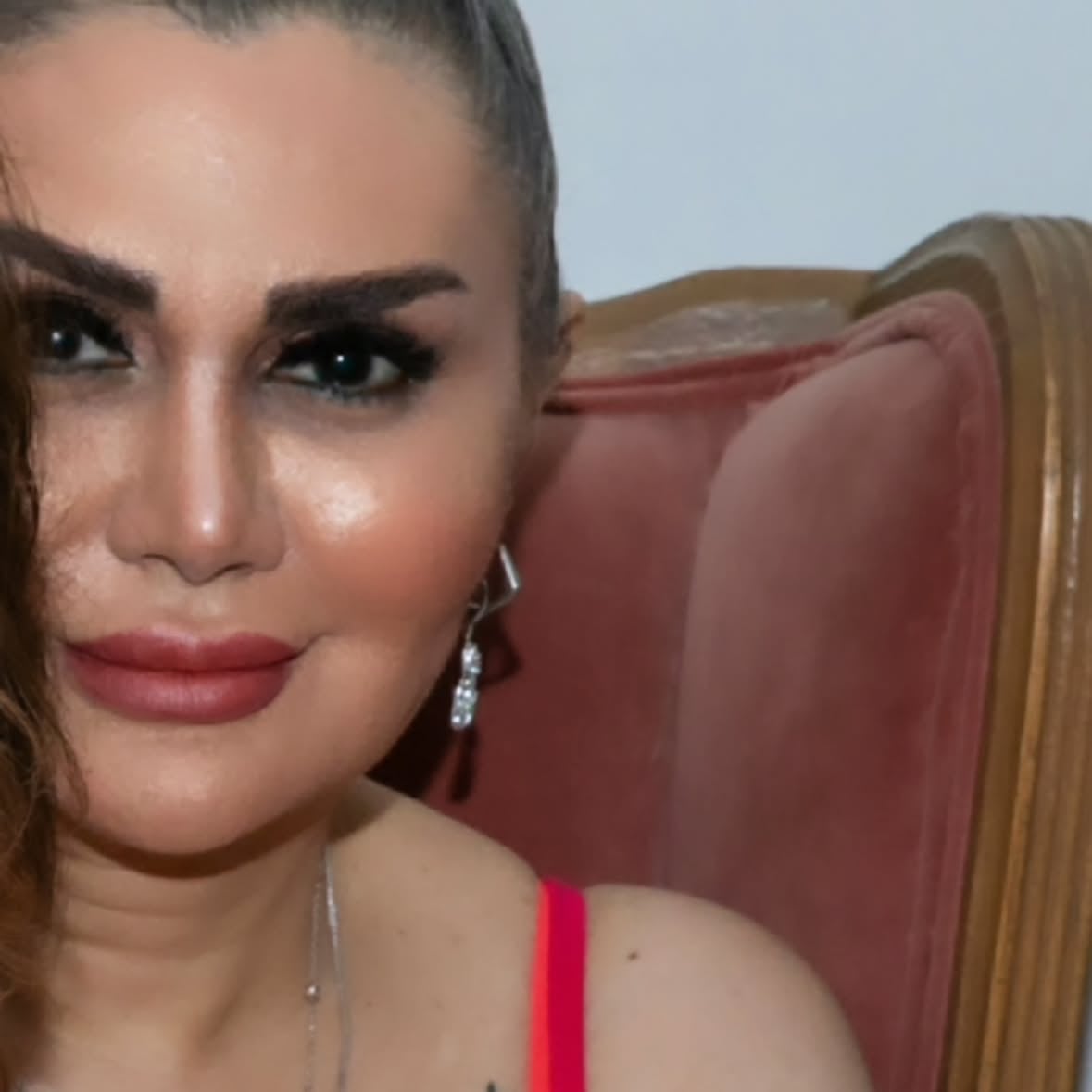 ...
از تمام سیاهی ها
از خاکستری روزها
از زنده به گوری
از تلخی ایام
زنده بیرون آمدم...
امروز روز بیداریست
روز زنده گی
روز از نو،نو شدن...
زمستان که در خواب سختِ زمستانی گذشت
دَر درد و درد و درد
اما امیدم به بهار بود
اسفند تولدم  که با رنج و غصه و آوار جنگ گذشت
اما  باز میگویم امیدم به بهار بود...
و من باز زاده شدم
مثل نوزادی که از نو امید به زندگی پیدا کرده
من باز زندگی خواهم کرد...
#س.و
پ.ن:بعد از ده ماه بیماری سرِ پا شدم.میخواهم زنده بمانم و زنده گی کنم...
#س.و
#زندگی#زنده_گی#عمر