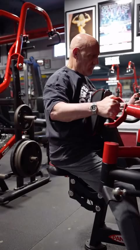 Training day!

@steveweinberger.bevsgym is always adding great gym equipment.  Trained back with Steve, @juandieselmorel and we used the @panattaofficial Super Rowing Machine (Circular) for the first time.
Great machine - Steve knows how to pick the best of the best in equipment.

Come see for yourself! Plan a trip to the East Coast Mecca. 

🎥 @flashes_by_dc 
@profit_sportssolutions 
#bevsgym #eastcoastmecca #bevsgym