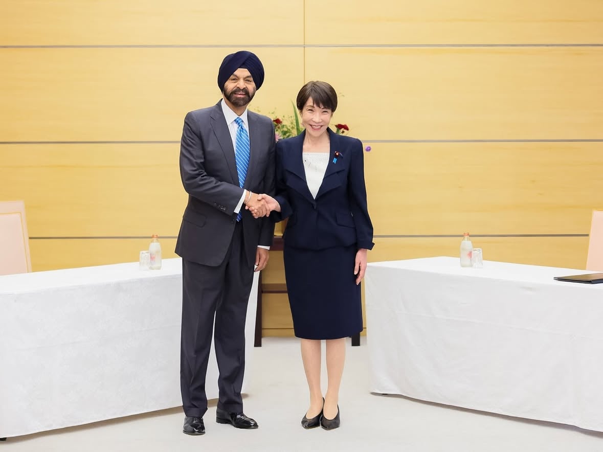 今朝、昨年12月にも来日されたアジェイ・バンガ世界銀行グループ総裁（Mr. Ajay Banga, President, World Bank Group）が、再び官邸を訪ねて下さいました。

私からは、途上国の開発における日本企業等との連携強化を通じた日本の技術や知見の活用への期待を述べました。

また、途上国との重要鉱物分野のサプライチェーンに必要なインフラ整備や企業投資を促進する案件形成における世銀と日本の連携関係の強化や、私が4月に発表した「アジア・エネルギー・資源供給強靱化パートナーシップ」（POWERR Asia）における世銀との協力枠組「DRIVE」の創設に対する歓迎の意を表しました。

更に、世界銀行グループにおける日本人職員数の更なる増加や幹部職員への登用への期待を述べました。

これに対し、バンガ総裁からは、それぞれの分野における日本のリーダーシップへの謝意を述べられた上で、重要鉱物サプライチェーン分野及びエネルギー安全保障における強固なパートナーシップを更に推進していきたい旨のご発言がありました。
また、世界銀行グループにおける日本人職員の更なる増加について、今後も着実に対応していくということで、嬉しく存じました。