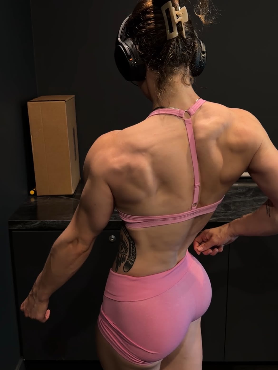 Back workout. Kinda. 

Fueled by @gorillamind dc BEEF 
Fit @gymshark dc BEEF 
@versagripps dc BEEF 

Lat pull down 3x8-10
Chest supported row 3x6-8
Lat raise 3x15-20
Bicep curl 3x10-15
Rear delt fly 3x12-20
Back extensions 3x10-15

#backworkouts #pulldayworkout #musclebuildingtips #workoutroutines #girlsworkout