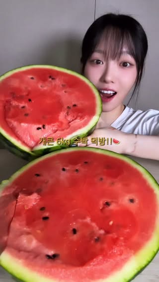 6kg 개큰 수박 먹방🫪🍉
이게 여름의 맛이여~~

#먹방 #수박 #eating #mukbang #asmr