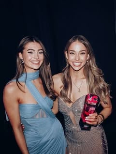 Omggg🥹🥹🥹 Words can not describe how grateful I am for this award. Thank you so so much for all your love, support and kindness 🫶🏻 I can’t believe how far @ophelie_begin and I have come 🤯  I can’t believe this is my life!! 😭 I love you all so so much ❤️❤️ 

Omggg 🥹🥹🥹 Il y a aucun mots pour bien expliquer à quel point je suis reconnaissante pour ce prix. Merci infiniment pour tout votre amour, votre soutien et votre gentillesse 🫶🏻 Je n’arrive pas à croire le chemin parcouru avec @ophelie_begin 🤯 C’est incroyable ! 😭 Je vous aime tous tellement ❤️❤️

👗: @miragerobesdebal 
📸: @vince_noel @frankmezthi @eloprenddesphotos