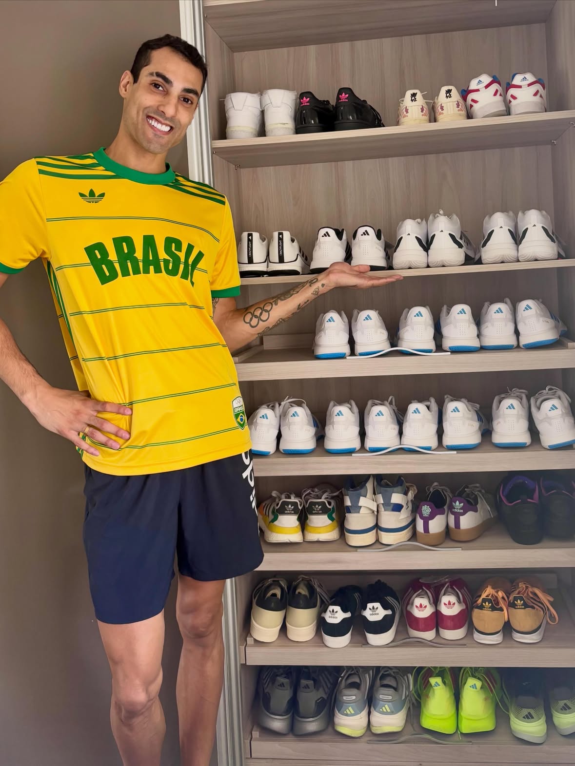 Casa nova, vida nova e, claro, um cantinho especial para os meus @adidasbrasil. 👟🔥

Tenho o de jogo, o de corrida, o de treino e aquele que vai pro rolê no shopping... Para literalmente todo momento, existe um Adidas perfeito.
 
#criadocomadidas