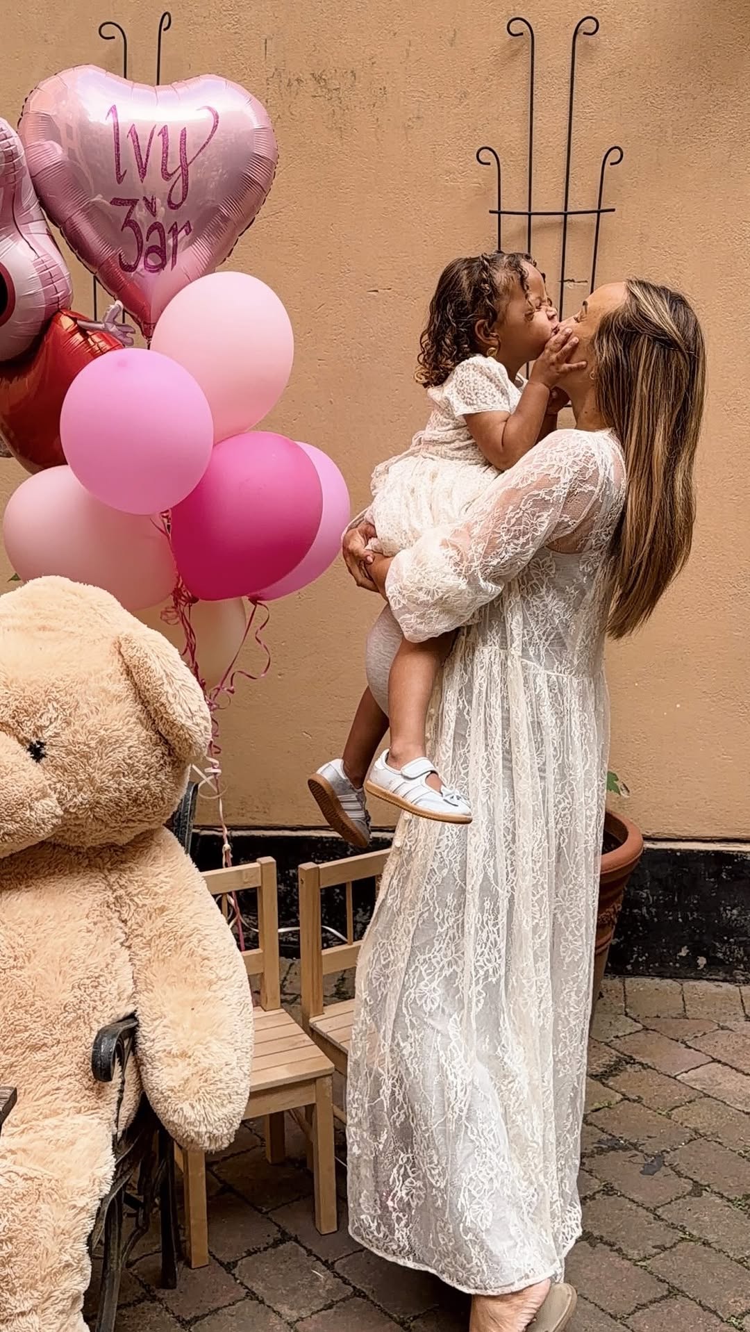 Säg till mig att mammor inte klarar allting!!! Dessa 3 barn har vuxit & växer i mig!!!! Finns inte en enda sak vi inte klarar av!!!!Who run the world??? GIRLS!!!!!!! Grattis på morsdag mina älskade otroliga mammor där ute!!!! Om ingen påmint dig idag så glöm inte, you rock! Och du gör det så jävla bra ❤️❤️❤️❤️