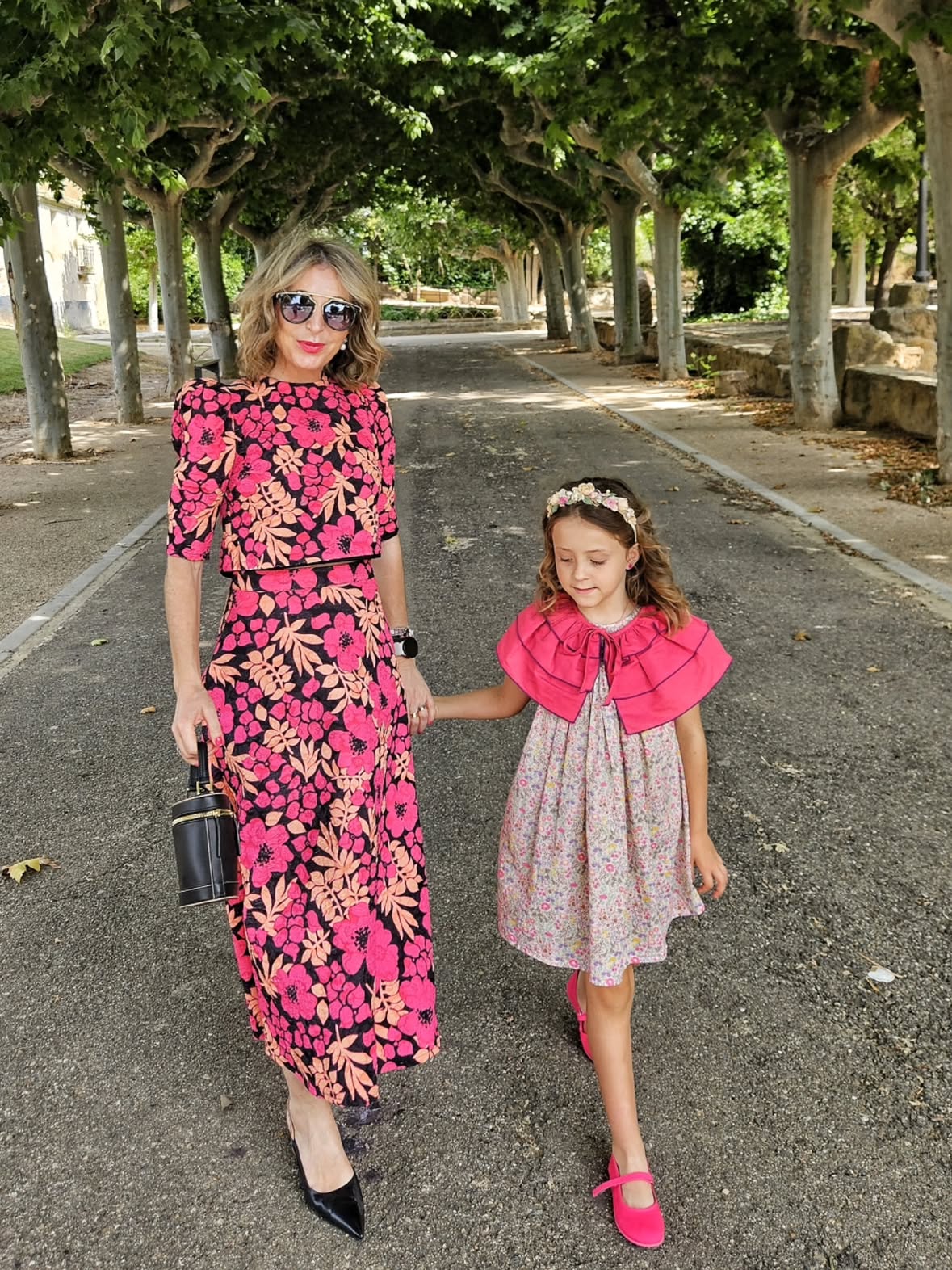 Querida gente:
.
He estado revisando las fotos de la comunión de ayer y tengo una queja formal. 🤓📋
.
No me invitáis a suficientes eventos🤷🏼‍♀️
Porque luego pasan cosas como esta: familias disfrutando, niños felices, momentos preciosos y yo pasándomelo genial💃
.
Pasamos un día genial🥰
.
👉 Conjunto Rebeca @cayrowoman ; Zapatos @zara ; Bolso @paris64world 
.
👉 Vestido Cayetana @mipequena_coqueta ;Zapatos @pisamonas ; Diadema @tocadosmapila ; Cuello @donacarmenbebes 
.
#eventos #comunión #Familia #unvestidorconideas