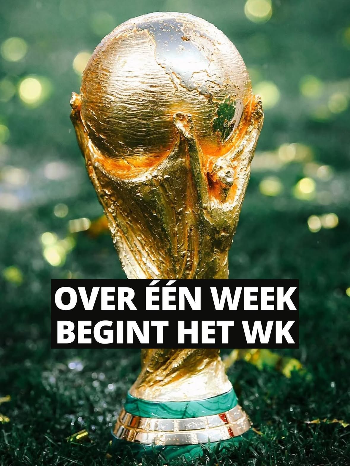 Nog één week en dan gaat het WK 2026 van start in de Verenigde Staten, Canada en Mexico. Over de hele wereld zijn nationale teams inmiddels onderweg naar Noord-Amerika, waar de laatste voorbereidingen op het grootste WK ooit plaatsvinden.

Ook het Nederlands elftal heeft vandaag de reis naar de Verenigde Staten ingezet. Oranje werkt daar de laatste trainingen af in aanloop naar de openingsfase van het toernooi.

De Marokkaanse selectie vertrok gisteren al richting Noord-Amerika. De Atlasleeuwen reisden strak in pak vanuit Rabat af naar hun basiskamp in de Verenigde Staten, waar de ploeg hoopt voort te bouwen op het historische succes van het WK 2022.

Waar de vertrekken in Nederland en Marokko rustig verliepen, was dat in Turkije wel anders. Daar zorgde de nationale ploeg voor een ware volksverhuizing richting de luchthaven. Duizenden supporters verzamelden zich langs de route en begeleidden de spelersbus met een indrukwekkende stoet auto’s, motoren en Turkse vlaggen.

Ook Brazilië maakte van het vertrek een bijzonder moment. Op de luchthaven kreeg het vliegtuig van de Seleção een ceremonieel afscheid toen het toestel door een erehaag van waterstralen van de brandweer reed.

Met nog zeven dagen te gaan komen de deelnemende landen één voor één aan in Noord-Amerika. De komende week staat volledig in het teken van trainingen en de laatste voorbereidingen voordat het WK officieel van start gaat.
—
FIFA