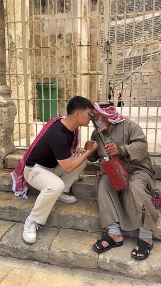 Khashmak with a Jordanian 🇯🇴
.
Khashmak is a nose-to-nose greeting in Bedouin culture. It is practiced in the gulf states and in southern Jordan 🇯🇴 The ritual involves two men shaking hands while lightly touching the tip of their noses together one to three times. 
.
Khashmak signifies deep mutual respect, profound friendship and equality ❤️
#jordan #arab #khashmak #japan #amman