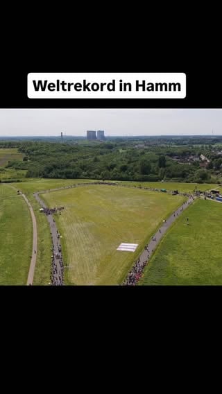 Großdemo in Hamm – gegen eine fossile Rückkehr

Video Quelle: @campact.de
@fridaysforfuture
@luisaneubauer
@hammer_klimacamp
@fff.nrw
@energiederzukunft

Regelmäßig News gibt es im Newsletter.
Link zur Anmeldung in der Bio.

Tausende Menschen sind in Hamm auf die Straße gegangen, um ein Zeichen für die Energiewende und gegen neue fossile Abhängigkeiten zu setzen. Unter dem Motto „Zukunft statt Gas“ demonstrierten Klima und Umweltverbände gegen den geplanten Ausbau neuer Gaskraftwerke.

Die zentrale Botschaft:
• Erneuerbare Energien schneller ausbauen
• Fossile Abhängigkeiten reduzieren
• Investitionen stärker in Zukunftstechnologien lenken

Ein symbolischer Höhepunkt war ein riesiges menschliches Windrad, das von tausenden Demonstrierenden gebildet wurde. Die Organisatoren sprechen von rund 5.000 Teilnehmern.

Die Debatte zeigt:
Es geht längst nicht nur um Energie.

Sondern auch um:
• Versorgungssicherheit
• Wettbewerbsfähigkeit
• Klimaschutz
• Unabhängigkeit von globalen Krisen

Die Frage wird immer wichtiger:
Investieren wir weiter in fossile Übergangslösungen – oder beschleunigen wir den Ausbau erneuerbarer Energien?

Die Energiewende bleibt eine der zentralen Zukunftsfragen unserer Zeit.

#Energiewende #Hamm #ErneuerbareEnergien #Zukunft #Zukunftstattgas