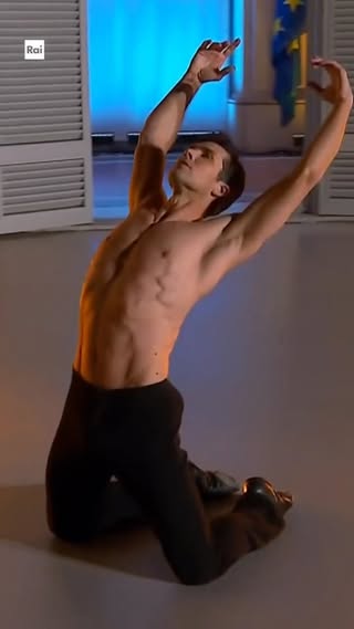 Roberto Bolle danza sulle note di “Va, pensiero”.

I volti della Repubblica, 80 anni dal Referendum. Disponibile su #RaiPlay