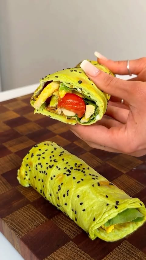 Piadina low carb di avocado 🥑🌯🤤✨

Ingredienti:
🥑 1 avocado maturo
🥚 2 uova
🍋 1 cucchiaio di succo di limone
🧂 sale

Per il ripieno:
🍗 petto di pollo
🧀 formaggio spalmabile
🥬 lattuga
🍅 pomodorini

Procedimento:
Metti avocado, uova, succo di limone e sale nel frullatore.
Frulla tutto fino ad ottenere una crema liscia.
Versa il composto su una teglia rivestita con carta forno.
Con un cucchiaio distribuiscilo bene e crea.
Forno a 180° per circa 15-20 minuti⌛️✨
Ricetta: @tasty.tidy
#ricette #avocado #keto #piadina #ricettafacile