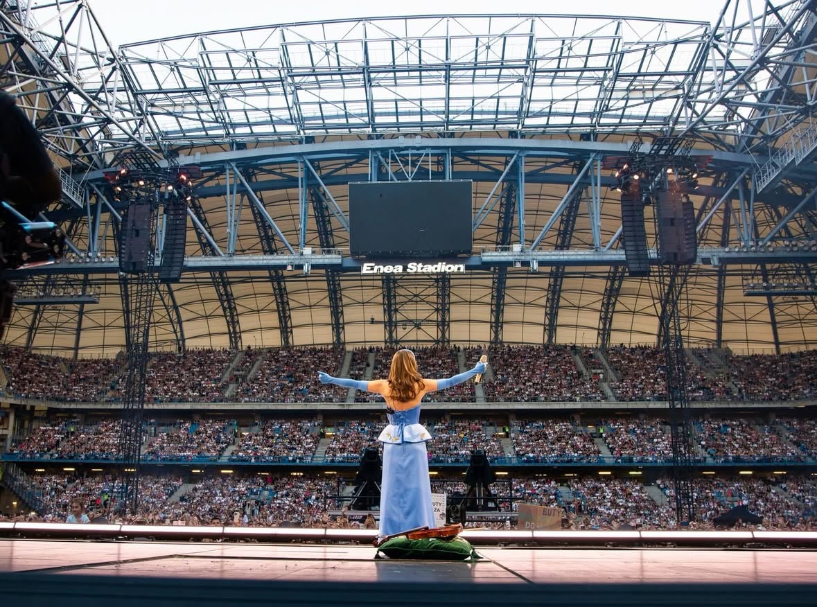 Och Poznaniu, stadion wczoraj był gorący…🔥🔥to Wy go tak ogrzaliście, siłę macie z kosmosu. Oglądam ciągle filmiki, które wstawiacie i chce na nasz stadionowy wczorajszy koncert wrócić 🥹💕 wzruszona jestem! Dziękuję.