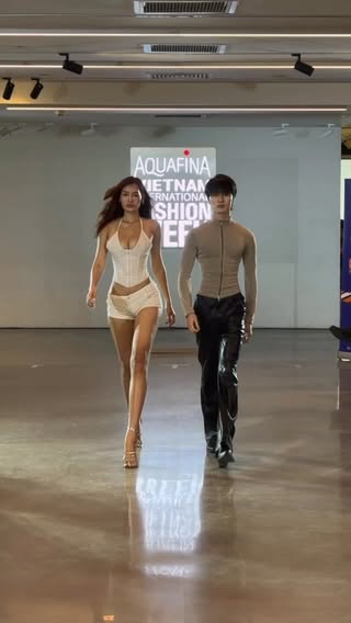 #model #modeling #fashion #catwalk #runway
