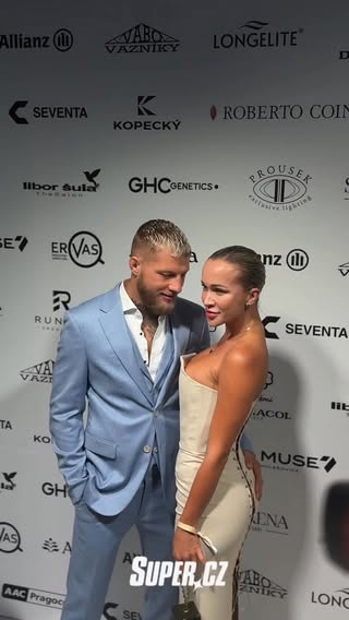 Nela Slováková a Radek Roušal dorazili na přehlídku jako dvě hrdličky. 👩🏼‍❤️‍👨🏼