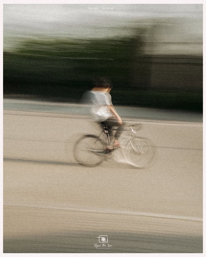There is nothing quite as good as sweat when a man wants to empty his mind.
I stepped outside and walked for a while. People were running, cycling, and working through the evening. They sweated and kept moving.
Watching them, I felt better.
Sometimes that is enough.

#fujifilmx100vi #x100vi #myfujifilmlegacy #longexposurephotography #slowshutter