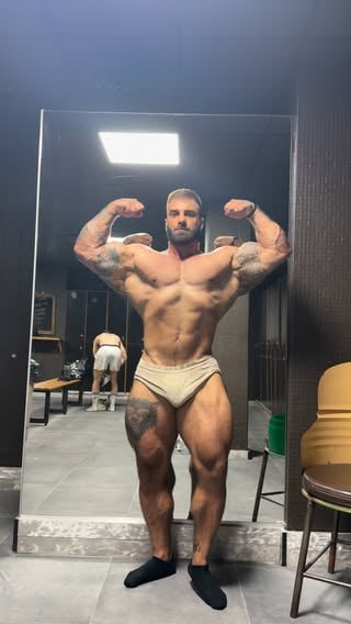 114.5kg 
Quarta settimana di
Pesi 6/7 
Cardio 7/7 
5k kcal al giorno 
Road to 118kg 
#culturismo #palestra #bodybuilding #bodybuildingitalia