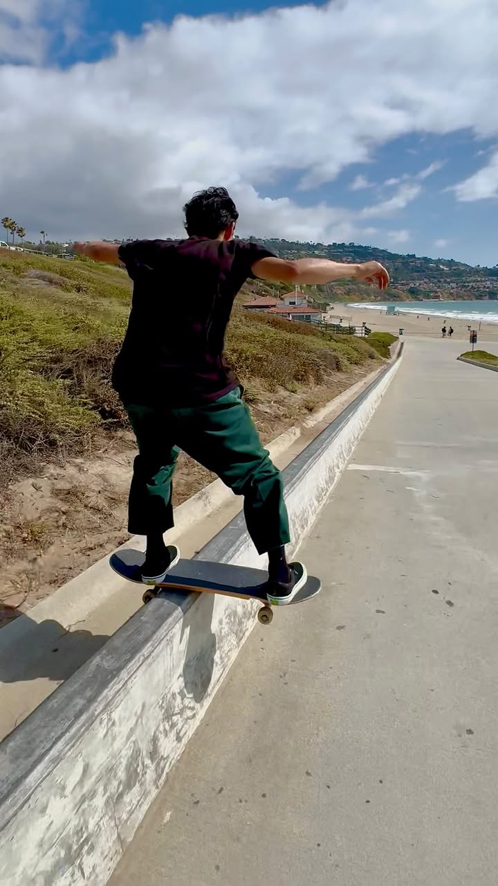 This one’s for all the THPS comments!  #bestgameever

 @tonyhawk @goldfingermusic😎😝

@kasso_0318 Let me skateee 🤘🏽

Funniest comment gets pinned 📍 

#skateboarding #longestboardslideever #worldrecord #viral