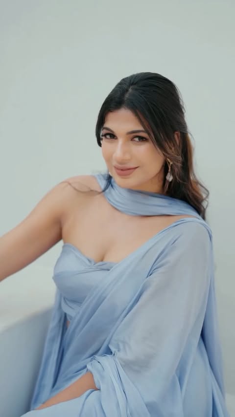 Peddi fever 🫠 🦋💙
Outfit @navya.marouthu  inspiration @manishmalhotra05 @janhvikapoor 
Makeup and hair @chitti_papa_ 
Video @nareshsettii 

Peddi Janhavi Kapoor outfit recreation Indian model Telugu girl eeshablogs snow akka
