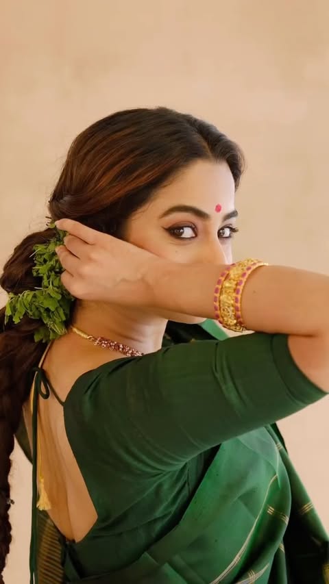 The masters of pachas, or greens, in your Kanchipuram wardrobe. The first is a stunning emerald green Kanchipuram silk with a minimal yet sophisticated border, perfect for those who love understated elegance. Priced at ₹18,999. The second is a gorgeous green Kanchipuram featuring rich zari checks all over the body, offering a more traditional and festive look. Priced at Rs - 21,750 /-

Jewellery: @dcjewellers.official
📷 : @studio.iksha