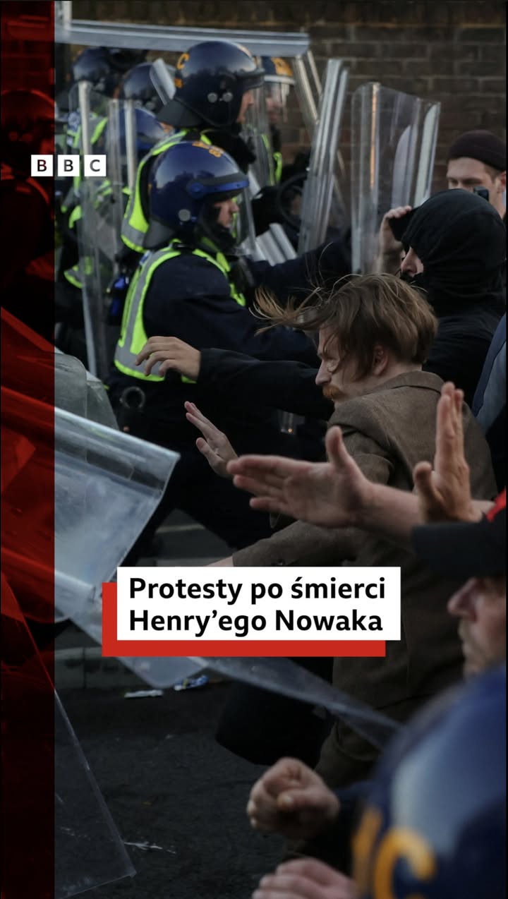 🔴 11 policjantów rannych po protestach w Southampton po śmierci Henry’ego Nowaka

Policja hrabstwa Hampshire poinformowała, że podczas nocnych protestów w Southampton rannych zostało 11 funkcjonariuszy oraz policyjny pies. Zatrzymano dwie osoby.

Demonstracje wybuchły po sprawie śmierci 18-letniego Henry’ego Nowaka — studenta, który w grudniu został śmiertelnie ugodzony nożem. Mimo ciężkich obrażeń policjanci zatrzymali go i zakuli w kajdanki, gdy leżał na ziemi.

Sprawca ataku fałszywie oskarżył Henry’ego o rasizm. Brytyjska minister spraw wewnętrznych Shabana Mahmood potępiła przemoc podczas protestów, ale jednocześnie stwierdziła, że wytyczne dotyczące działań antyrasistowskich w policji powinny zostać zmienione.

📌 Obowiązujący dokument „Police Anti-Racism Commitment” zakłada dążenie do „równości efektów działań policji” i podkreśla, że nie wszyscy powinni być traktowani „w identyczny sposób”.

Po sprawie Henry’ego Nowaka National Police Chiefs’ Council zapowiedziała przegląd tych wytycznych.

#BBCNewsPolska #WielkaBrytania #HenryNowak #Southampton