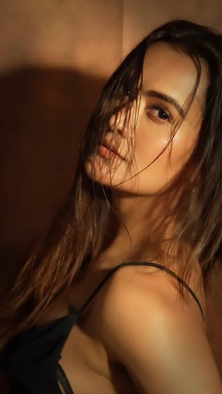 🐦‍🔥

Hair and makeup @makeovers_by_shifa 
Studio @studio__1965 
Videographer @together__media 

#explore #fashionshoot #editorialshoot #explorepage
