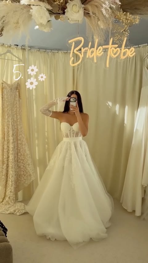 @janveilsvadobnysalon Konečne vyberám šaty! 🤭👰🏽‍♀️ tento salón si baby uložte! 🤍ktoré sú myslíš že najviac podobne tým, ktoré som si vybrala?  #svadobnesaty #svadba #bridetobe #bride #weddingdress

Svadba, budúca nevesta, svadobné šaty, svadobný salón, bride, wedding, wedding dress