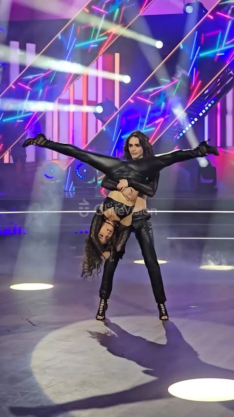 ¡SE LUCIÓ SOBRE TACONES! 👠🔥

Itay Vargas volvió a sorprender en #FiebreDeBaileCHV con una performance llena de actitud al ritmo de “Toxic Pony” 💥 Su desplante y seguridad conquistaron al público y al jurado 👏

#FiebreDeBaile2