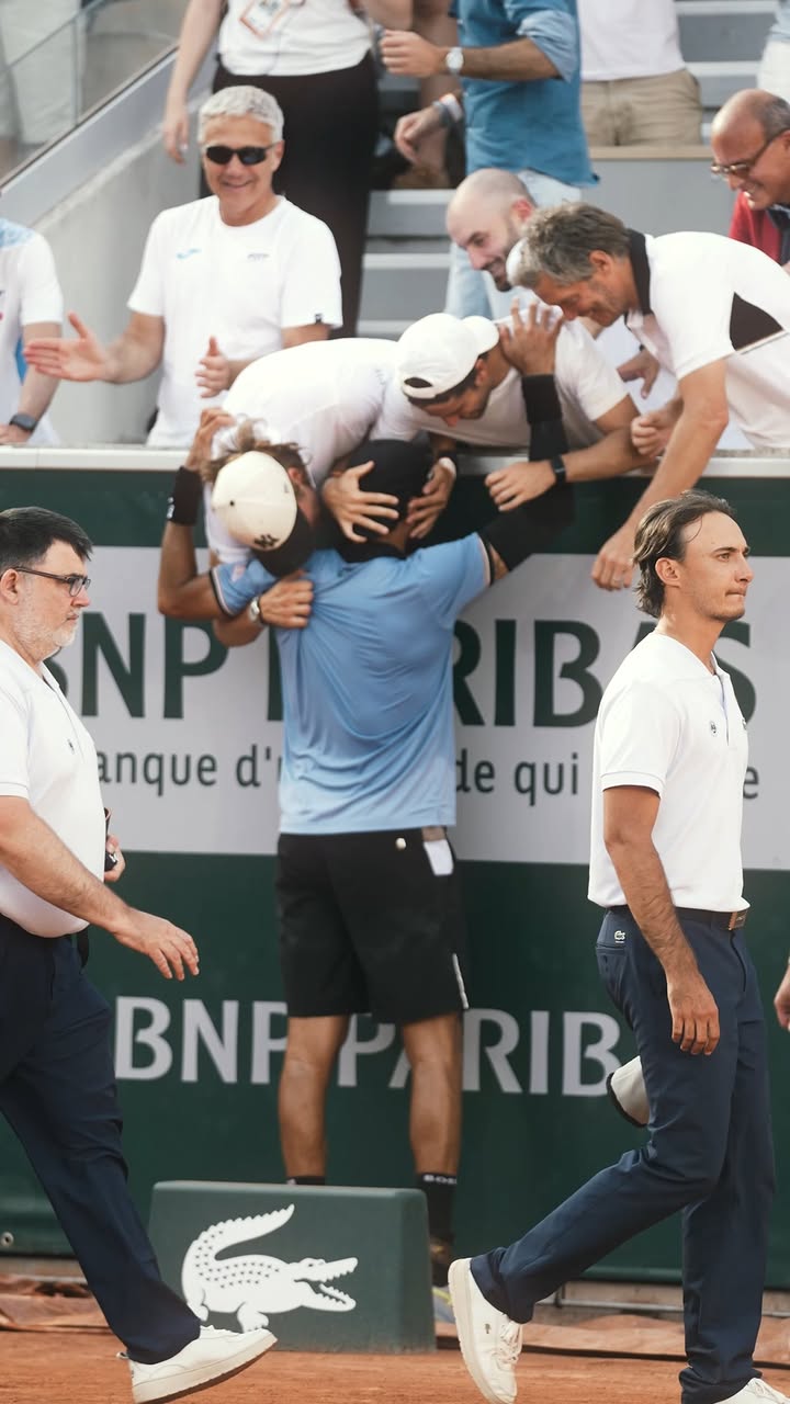 Our longest match this year (so far) got quite the emotional ending ✨

#RolandGarros