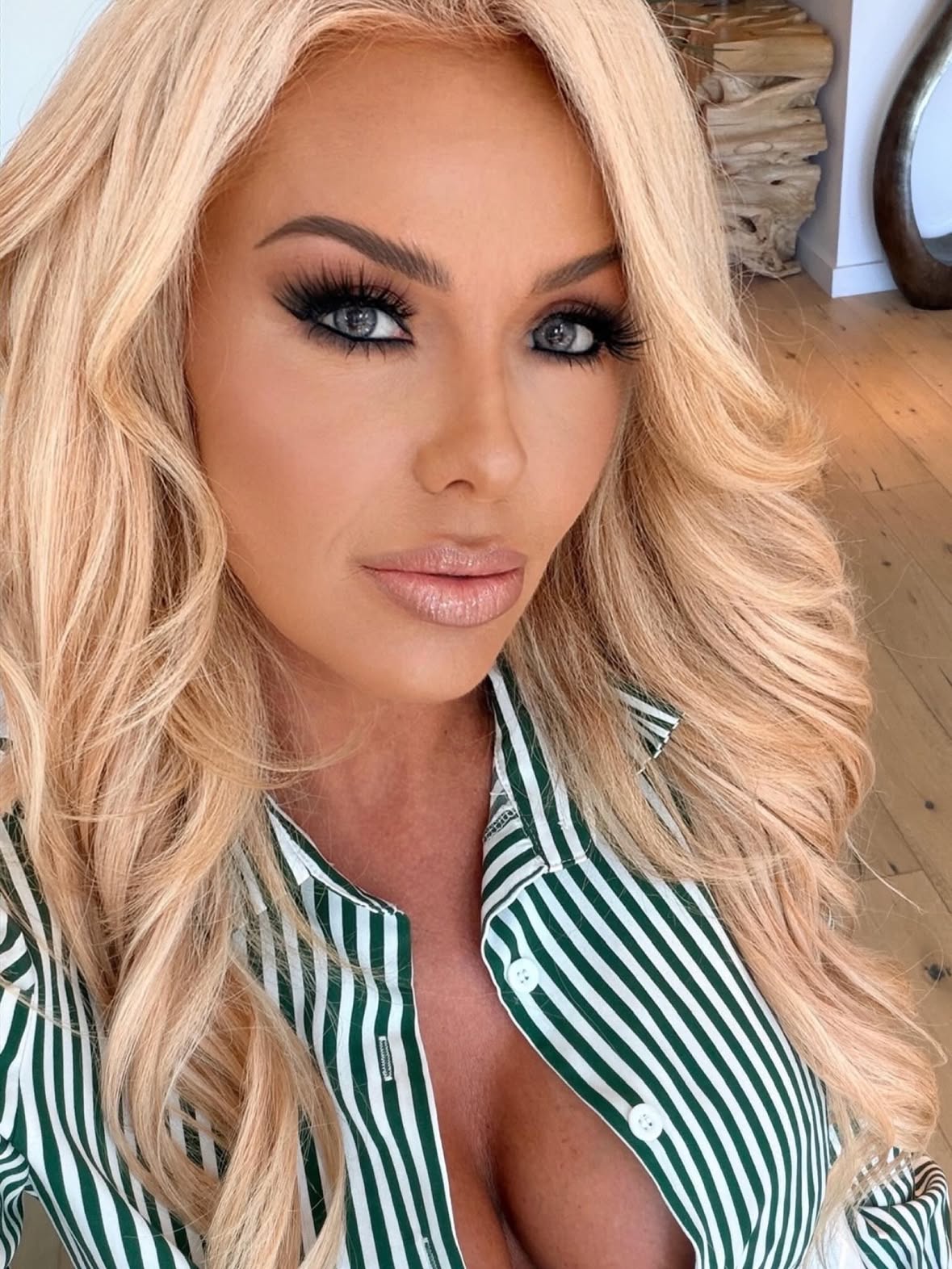 Ever have one of those “my makeup is perfect” kind of days…… yes this was one of them! Thank you Rosalinda!