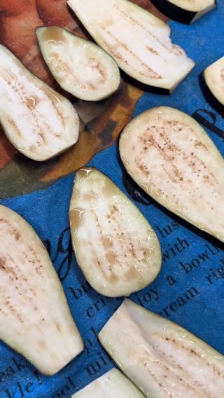 PARMIGIANA ( lasagnes d’aubergine globalement ) 

Pour un plat à gratin d’une taille de plat à gratin somme toute très normée 

- Découpe des tranches de 2 aubergines d’environ 1/2 cm, déposes les sur un torchon en saupoudre les de sel. Laisse dégorger pendant bien 30 minutes. 
- Pendant ce temps là tu peux faire la sauce tomate par exemple hein plutôt que de rien foutre. 
- Fais dorer dans vla l’huile d’olive 1 oignon et déglace avec un trait de vinaigre. 
- Ajoute l’ail, 500gr de tomates concassées, sel, poivre, thym, origan ( et/ou tout autre assaisonnement qui te ferais bien plaisir ), un peu de piment et laisse mijoter sur feu doux. Genre 20 minutes c’est bien déjà. 
- Récupère tes tranches d’aubergines, sèche les bien et roule les dans la farine histoire d’être sûr qu’elles soient le plus déshydratées possible. 
- Fais les frire dans un huile neutre, on veut l’extérieur bien coloré et l’intérieur un peu mollasson. 
- Et ensuite t’empile les couches: sauce -> aubergine -> mozza -> parmesan jusqu’à épuisement des ressources. Juste termine en faisant sauce puis fromage. 
- Enfourne ça 30 minutes ( en vrai j’ai pas compté juste quand le fromage est bien gratiné c’est good ) à 180°C. 
- Laisse un peu refroidir avant de l’engloutir je te vois. 
- Petit tips qui n’engage que moi: je trouve ça encore meilleur froid le lendemain. 
.
.
.
#food #cuisine #recette #aubergine #parmigiana