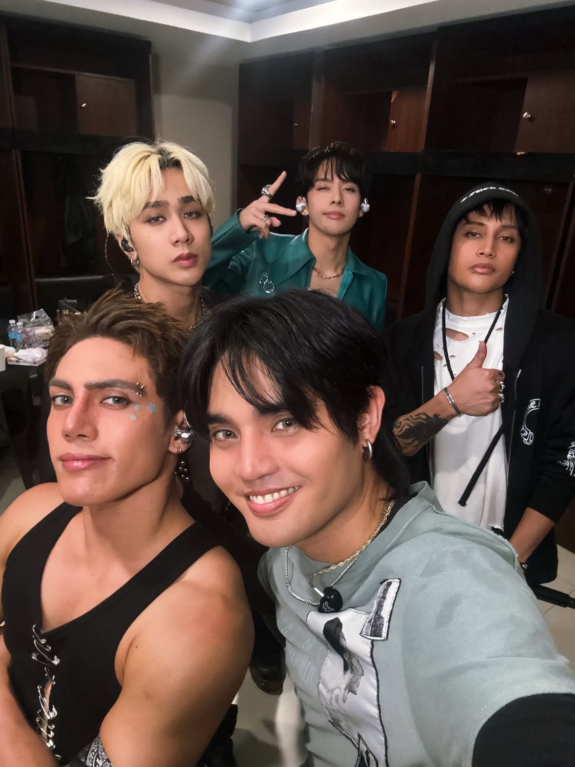 What a way to warmly welcome us to the Watsons Fam! 

We're so honored and grateful to perform on Watsons Playlist tonight as the newest brand ambassadors of Watsons 🤘

THANK YOU SO MUCH, @watsonsph 

#SB19 
#WatsonsPH #ASWatsons185 #WatsonsPlaylist