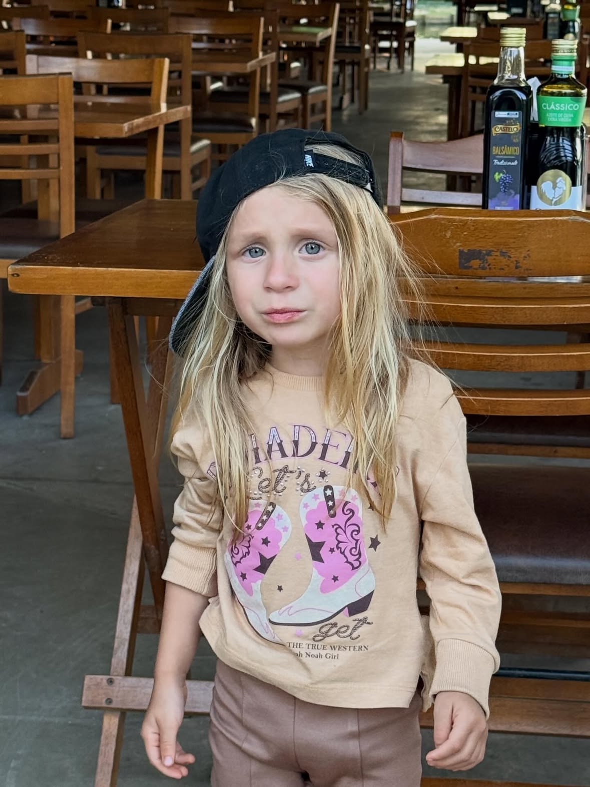 Fui brincar e agora estou preocupado. Falei q o bebê ia ser um menino só pra fotografar a reação dela. O resultado… acho q vcs já viram, né? Agora tô com uma dúvida séria. 
Eu começo a convencer ela q menino também é legal ou deixo ela torcendo por uma menina? 
Pq se eu convencer q menino é incrível e vier uma menina, ela vai reclamar q eu enganava ela. Mas se eu deixar ela sonhar com uma menina, q aparentemente é tudo o q ela mais quer na vida, e vier um menino… ela vai me OdiAr… Eu vou precisar entrar no programa de proteção. Alguém q já teve mais de 10 filhos pode me ajudar? Como vcs lidaram com isso? Pq eu queria mto chegar no dia e ver todo mundo feliz, independente do resultado. Mas como explicar isso pra uma criança q já decidiu exatamente o q quer? O bebê nem nasceu e eu já estou negociando expectativas com uma diretora criativa de três anos. Fora o diretor criativo de 5 e o que fez 7 agora que é mais imaturo que o bebê que tá na barriga kkk
.
.
.
#familia #paidemeninas #paternidad #amor #moda