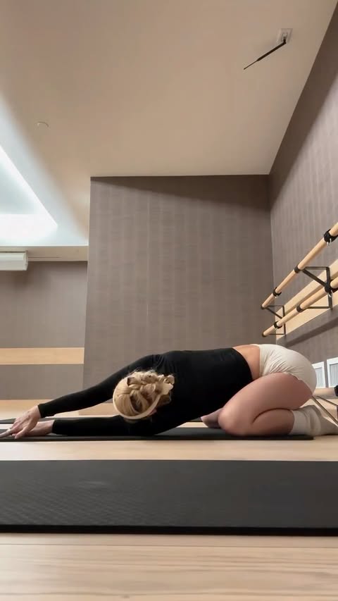 pre workout mobility stretches 

wearing @youngla :)