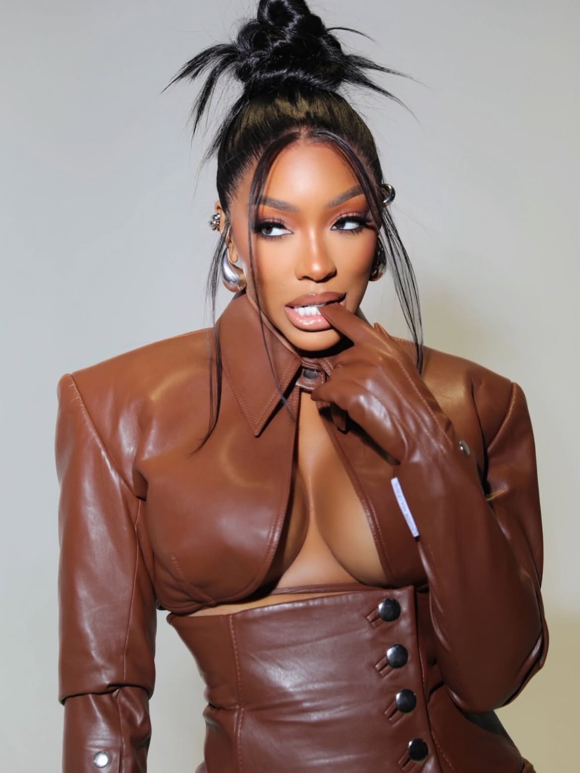 The glow is expensive because the lessons were.🤎 

✨ New #Rhoa on NOW! 🤏🏾 #HER @bravotv

🚨Per request: Lace front for ponytail @gonakedhair