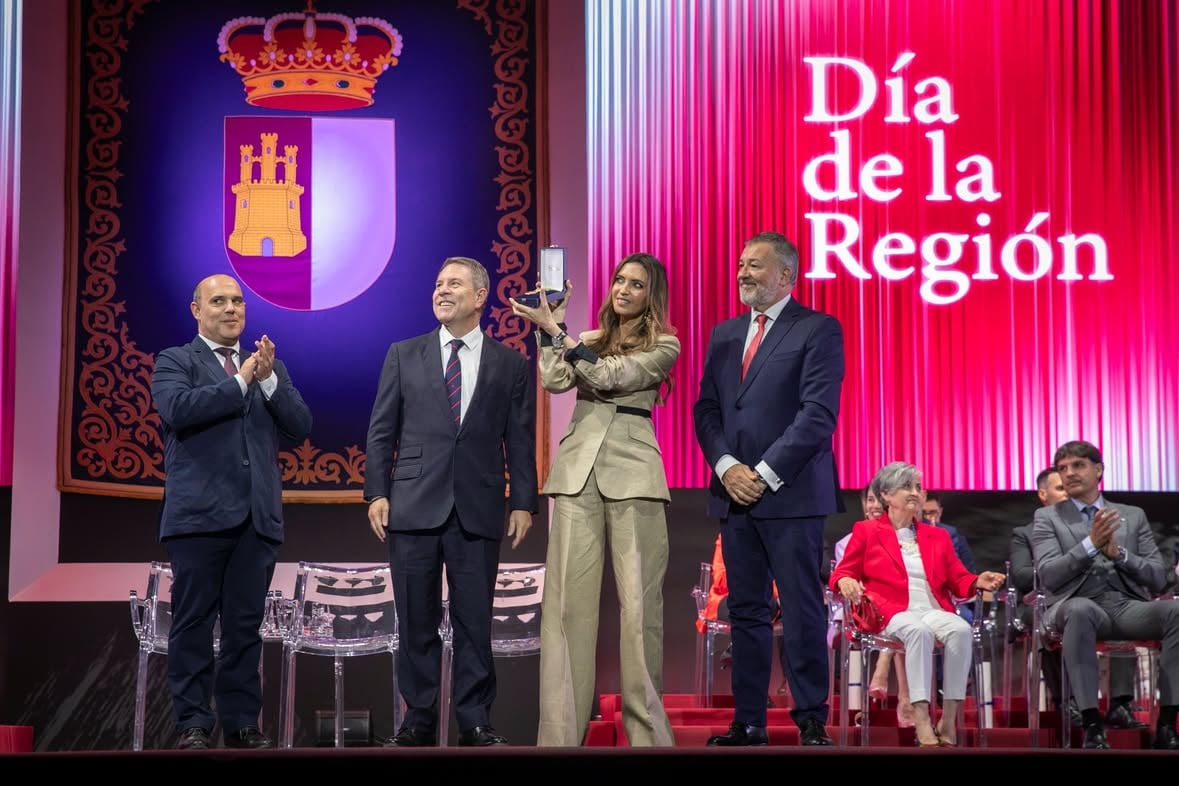 Ayer fue uno de esos días marcados en al calendario que no se olvidan.
Recibir la medalla de oro de Castilla La Mancha en el día de la región es mucho más de lo que podría haber soñado.

Gracias presidente Emiliano García-Page y a la junta del gobierno por esta distinción que guardaré siempre como oro en paño.

Gracias a mi familia por, como dije en el discurso darme raíces y alas. Alas que arraigan y raíces que vuelan, un sitio donde volver siempre y unos valores que no se aprenden en la escuela.

Gracias a mis amigos, que no me sueltan nunca. 
A mis amigas corraleñas desde los tres años, las de siempre, las de toda una vida.

Quería felicitar al resto de los premiados, llenos de talento. Fue muy bonito compartir la mañana con todos ellos y se respiraba algo muy bonito. 
A @f.morientes9 , compañero de retransmisiones hace muchos años. Me emocionó su discurso.

Y agradecer las infinitas muestras de cariño y palabras bonitas en estas últimas horas.

Estoy feliz. 
Feliz de ser manchega, esa tierra que como decía Miguel de Cervantes  es austera, seca, abierta y llena de personas acostumbradas a resistir.

Una región en la que destaca la dignidad de la gente corriente en una tierra dura.
No es una poesía de montañas grandiosas o mares espectaculares; es la poesía de los horizontes infinitos, del viñedo, de las encinas, de las ventas, del polvo de los caminos y de la tenacidad de quienes viven allí.

Gracias de corazón y ¡Viva Castilla La Mancha!

@gobjccm 

Gracias @sylviamontoliuelle .
Gracias @maxmara . ✨
Gracias @ionvillarmakeup 

#medallaCastillaLaMancha #orgullomanchego #díasbonitos #CorraldeAlmaguer