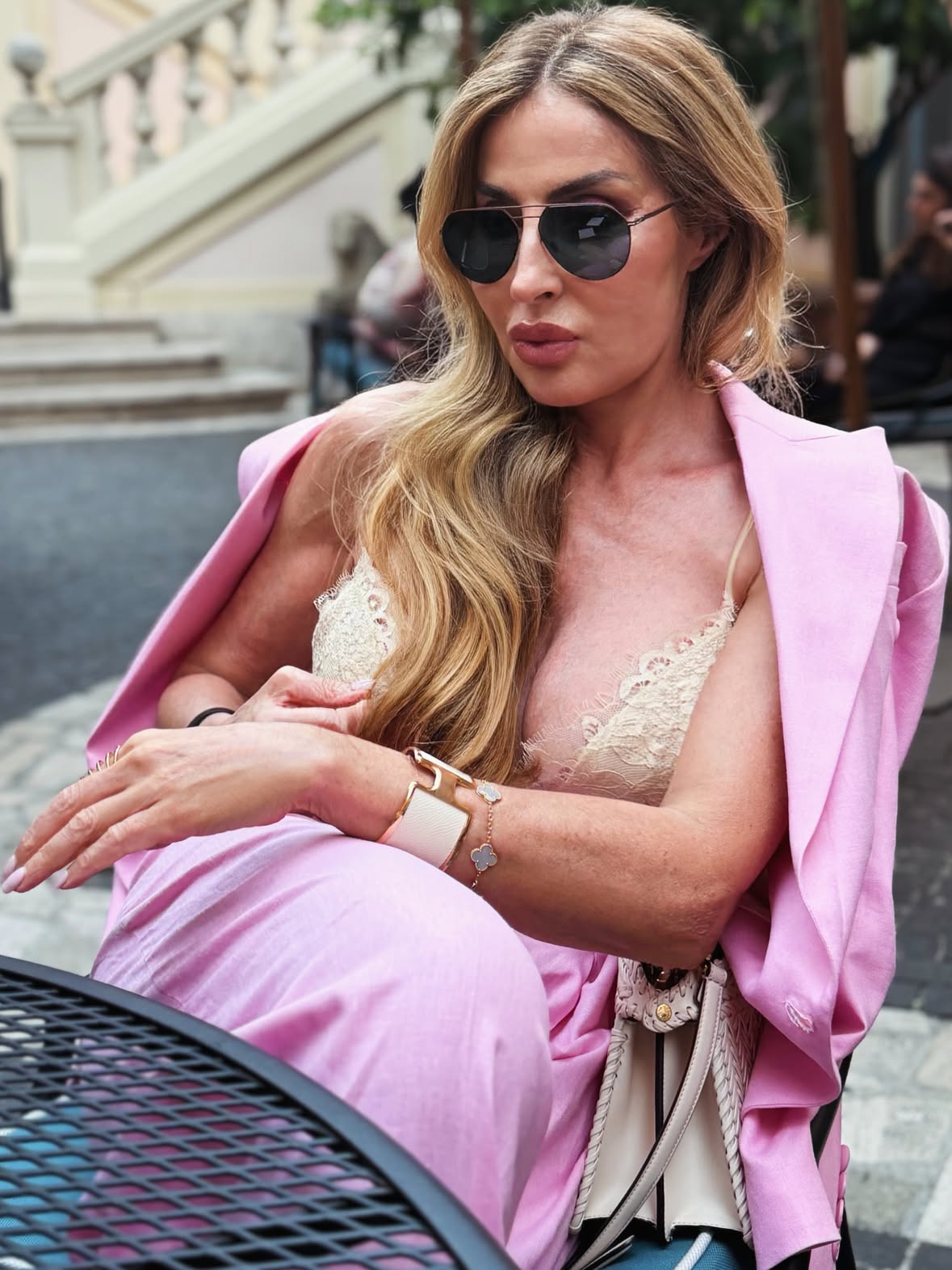 Non qualificabile,
non riassumibile, 
non misurabile,
non sostituibile.🩷
#cloclomanu #woman #pink #womanstyle #unica