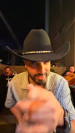 Volviendo a mi nueva realidad 🦊🧡

Gracias a @brontos.bbq por hacer más especial esta sorpresa 🤩

#lacasadelosfamososcol3 #lacasadelosfamosos #viral #teamzorroviejo