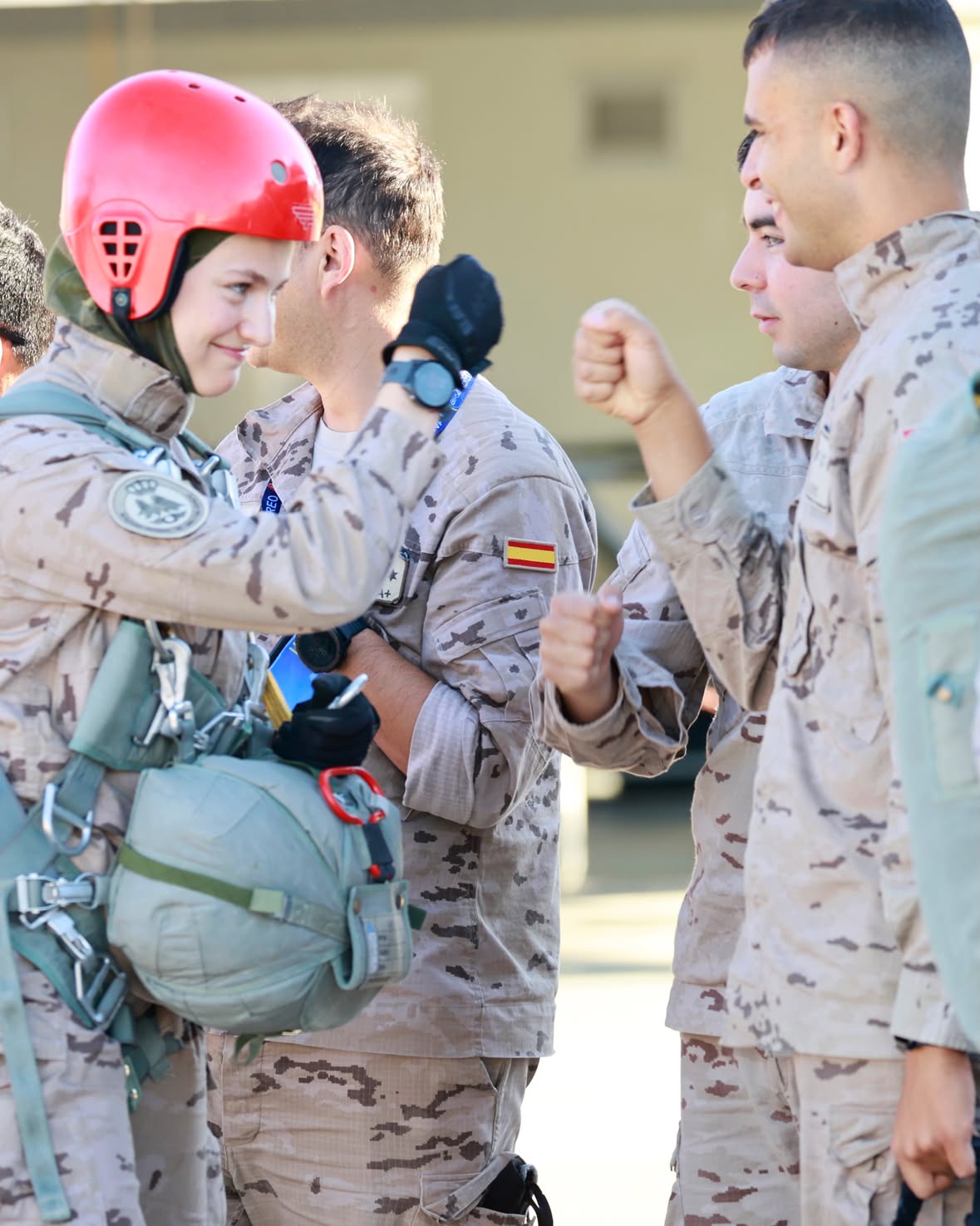 La Princesa de Asturias ha finalizado el Curso Básico de Paracaidismo en la Escuela Militar de Paracaidismo Méndez Parada, situada en la Base Aérea de Alcantarilla (Murcia), como complemento a la formación militar que realiza en la Academia General del Aire y del Espacio (AGA).

Tras capacitarse junto a cerca de medio centenar de compañeros de la AGA, la Princesa de Asturias ha realizado varios saltos paracaidistas en modo automático, incluyendo un salto nocturno, y ha recibido, junto al resto de sus compañeros, el diploma y el distintivo de “Cazador Paracaidista”.

#PrincesaLeonor #CasaReal #FormaciónMilitar