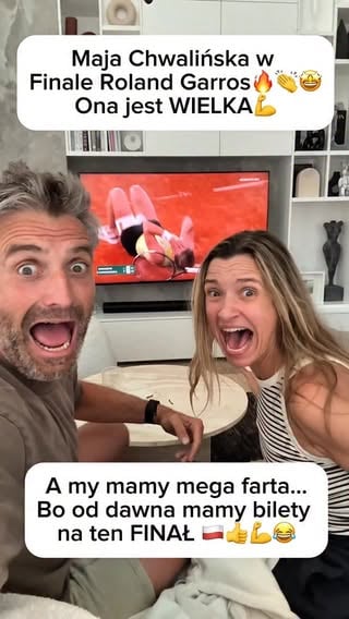 @majachwalinska jesteś WIELKA🇵🇱👏🔥❤️! Finał @rolandgarros - nikt się tego nie spodziewał jeszcze 3 tygodnie temu!! A my, od lat kompletnie zakochani w tenisie,mamy mega farta… będziemy ten finał oglądać na żywo prosto z trybun🙏🙏😂! Maja - będziesz miała najgłośniejszy doping na świecie! Obiecujemy zedrzeć gardła i poobijać dłonie od klaskania!! I mamy mega pomysł - zaspamujmy @wimbledon prośbami o dziką kartę dla Mai! Niestety listy startowe zostały zamknięte kilkanaście dni temu i Maja jeszcze nie miała wysokiego rankingu, dlatego musi przebijać się przez eliminacje. Ale organizatorzy mogą jej przyznać  dziką kartę! Torpedujemy Wimbledon hasztagiem #wildcardformaja na wszystkich możliwych profilach i oznaczajmy @wimbledon . Może taka presja zmusi ich do właściwej decyzji!!🔥❤️🇵🇱🤭