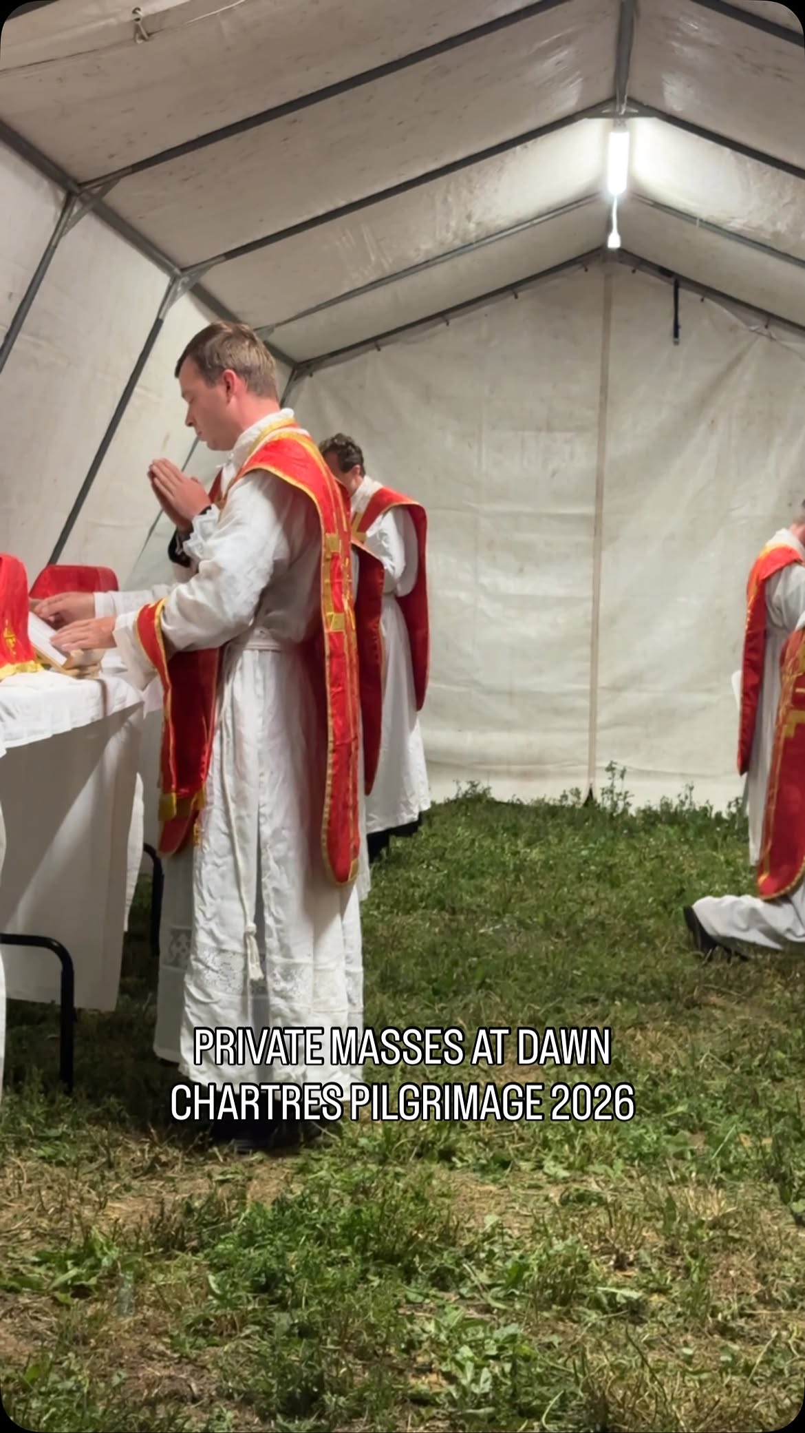 A partir das 4h00, cada sacerdote pode rezar a sua Missa numa das três tendas com vários altares preparados. Esta era uma delas.