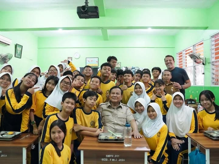 Presiden melakukan kunjungan ke SMP Negeri 111 Jakarta Barat untuk meninjau langsung pelaksanaan Program Makan Bergizi Gratis (MBG). Dalam kedatangannya, Presiden disambut antusias oleh para siswa dan guru, serta menyempatkan diri menyapa dan berinteraksi dengan para siswa di sejumlah ruang kelas.

Selain meninjau sekolah, Presiden juga mengunjungi Satuan Pelayanan Pemenuhan Gizi (SPPG) Polri di Palmerah untuk melihat secara langsung proses penyediaan makanan, mulai dari persiapan bahan baku, proses memasak, hingga pengemasan makanan yang akan didistribusikan kepada para siswa. 

Kunjungan ini merupakan bentuk dukungan Presiden dalam memastikan setiap anak bangsa memperoleh akses terhadap asupan gizi yang berkualitas dan mendukung pertumbuhan dan kesehatan mereka ke depan.

Jakarta, 2 Juni 2026.

Foto: Tim Media Presiden