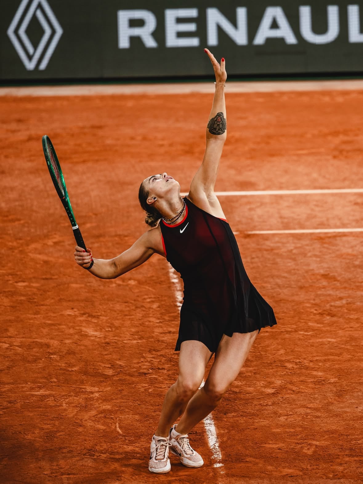 Moonwalking on Chartrier feels very appropriate for my first @rolandgarros night match 🕺🌙 Thank you for dancing with me tonight, Paris!! See you in the quarterfinals 💪🏼