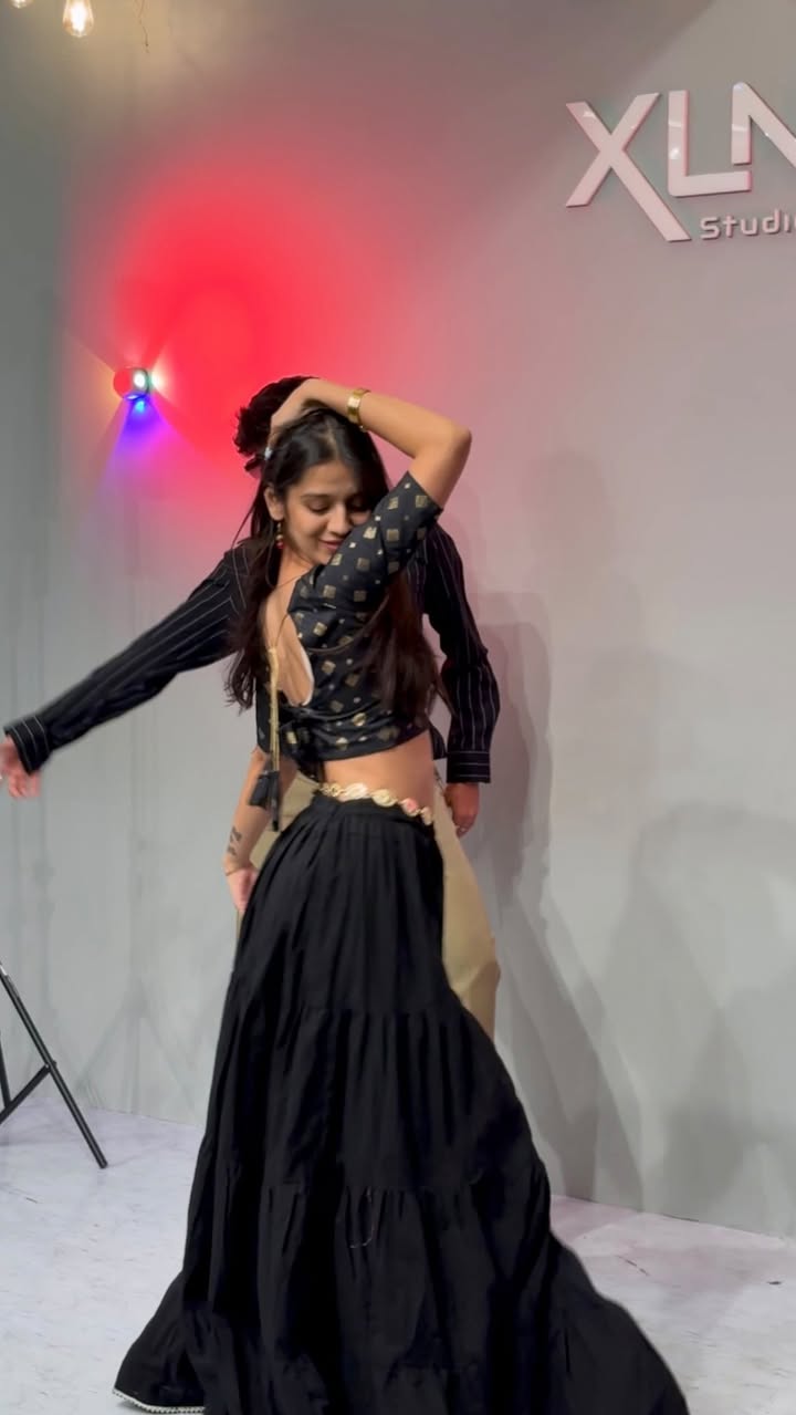 munni mode from another angle😉💣

🧠 @danceastic_om 
🏡 @xlnc_studio 

#dancereel #bollywood #viral #fyp #dancers 
( munni badnaam, om tarphe choreography, xlnc studio, pune, dance reel, trending )