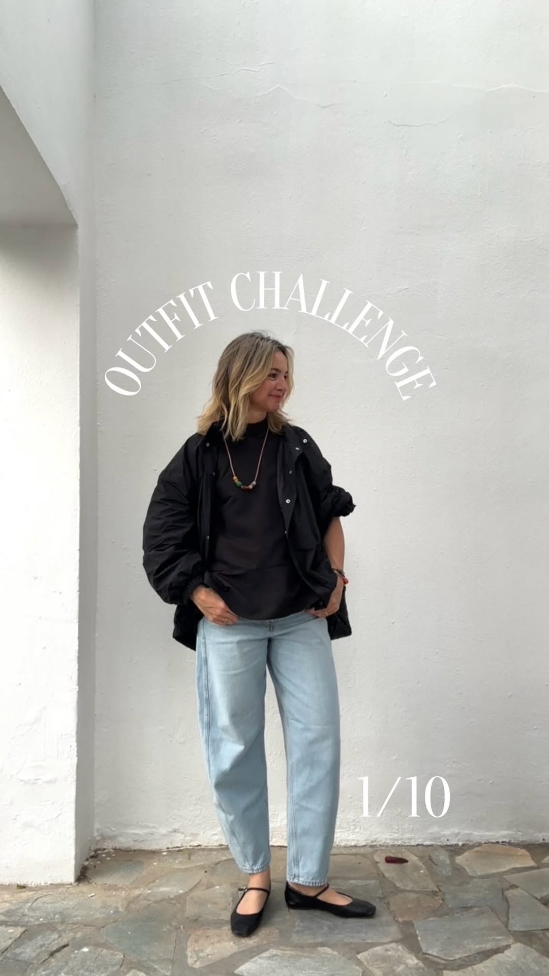 Schon lange gab es hier keine Outfit-Posts mehr – das möchte ich jetzt ändern! ☀️

Ich nehme euch mit in unseren Urlaub und zeige euch in den nächsten Tagen meine Looks. Am ersten Tag auf Kos war es noch etwas frisch, deshalb habe ich mich für einen schlichten, entspannten Look entschieden.

Mein Tipp: Wenn ein Outfit eher schlicht gehalten ist, achtet besonders auf die Passform. Eine Barrel leg Denim, Oberteil mit besonderem Detail und ein Windbreaker statt eines klassischen Blazers machen den Look direkt etwas spannender und moderner.

Wenn ihr möchtet, dass ich die einzelnen Teile verlinke, lasst mir einfach einen Kommentar da. 🤍