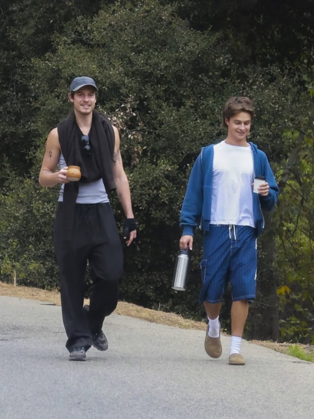 Shawn Mendes enjoyed a walk with a friend in Griffith Park on Tuesday. He’s still recovering from a hand injury he received in May that resulted in a trip to urgent care.
#ShawnMendes
Photos: @backgrid_usa