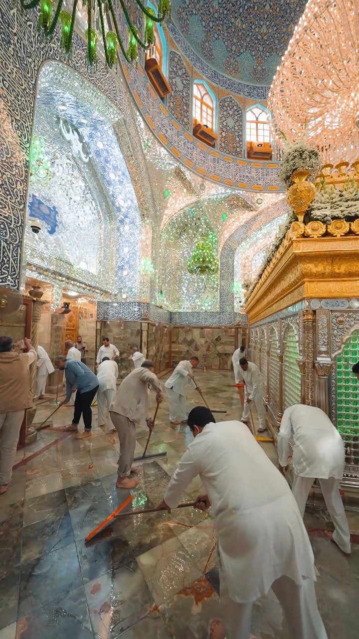 خدَمُ المرقد العلوي المطهّر يتشرّفون بغسل أرجاء الضريح الشريف استقبالاً لعيد البيعة والولاء
#علي_حبه_جنة 
#عيد_الله_الأكبر