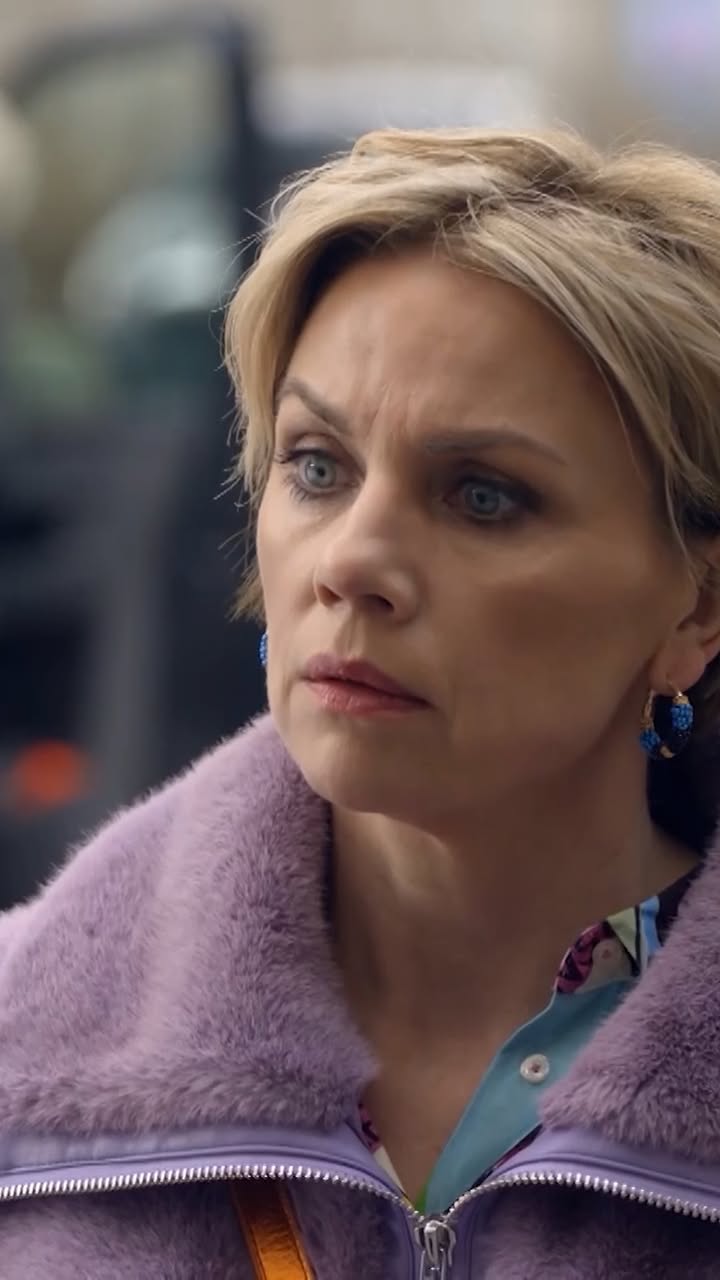 Verrat!

Folge 8533 am Mittwoch, den 03.06.2026

Yvonne belastet Gerner, um Laura aus dem Gefängnis zu holen.

#GZSZ 🍿 GZSZ; GuteZeitenSchlechteZeiten; GZSZTrailer;