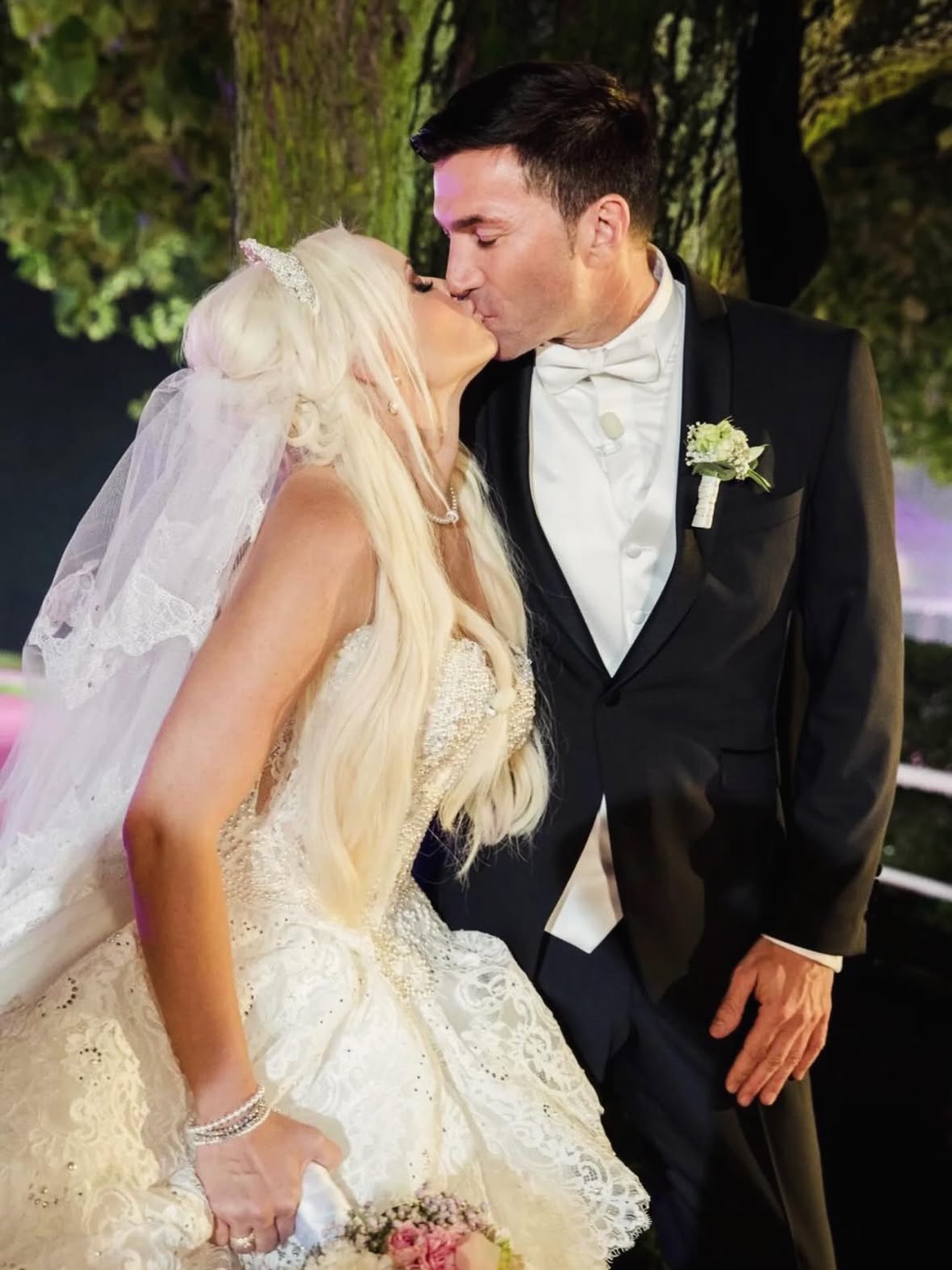 Wenn man liebt, was man hat, hat man alles, was man braucht.❤️
Heute nach 10 Jahren feiern wir Rosenhochzeit🌹