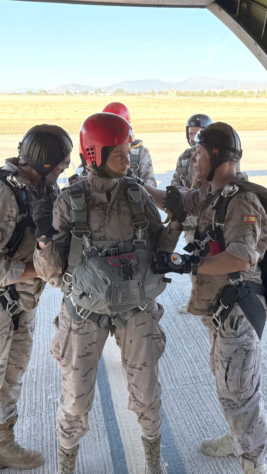 Tras capacitarse junto a cerca de medio centenar de compañeros de la Academia General del Aire y del Espacio (AGA), la Princesa de Asturias ha realizado varios saltos paracaidistas en modo automático, incluyendo un salto nocturno.

De esta manera, la Princesa de Asturias finaliza el Curso Básico de Paracaidismo de la Escuela Militar de Paracaidismo Méndez Parada (Base Aérea de Alcantarilla, Murcia) que ha realizado como complemento a su formación militar en la AGA y recibe el diploma y el distintivo de “Cazador Paracaidista”. 

#PrincesaLeonor #CasaReal #FormaciónMilitar