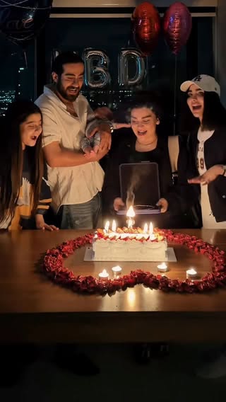 سوپرایز شدم 🥹🎈
با السا و پریا و محمد بیرون بودیم برگشتیم خونه  دیدیم….
۳تا نکته تو فیلم هست هرکسی هر ۳تا رو بگه هدیه💳🎁بهش میدم🎁
امسال تولد نگرفتم چون ۱۴خرداد سالگرده مامانمه
و خیلی تنم خسته. روحیه خیلی..🥺
مرسی بابای بچه هام🥹
@reshad_elsa