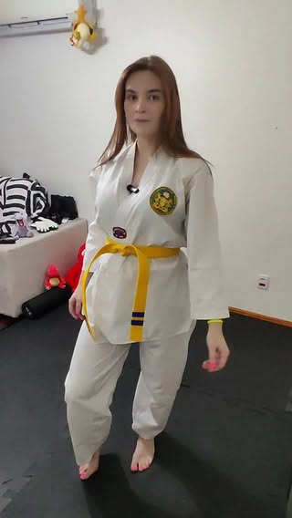 Eu estava com muito receio de postar este vídeo, pois sei que tem muitos erros, porém acho que reconhecer o processo de aprendizagem e aceitar que no inicio as primeiras vezes vou errar rude, fazer feio, e não acertar. A lapidação não vai ser de uma hora para outra, mas sim advir de um processo contínuo de tentativas e erros. Eu esperar para postar apenas quando estiver suficientemente bom não seria um reflexo fiel do meu processo de aprendizagem. Então sei que ta ruim, mas no momento que gravei genuinamente tentei meu melhor 🤗

​태극 삼장 (Taegeuk Sam Jang) - 3° Taegeuk
